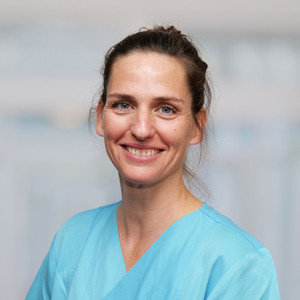 Portraitfoto Dr. Annette Hennigs, Leitende Ärztin Infektiologie im Albertinen Krankenhaus in Hamburg Portraitfoto Dr. Annette Hennigs, Leitende Ärztin Infektiologie im Albertinen Krankenhaus in Hamburg