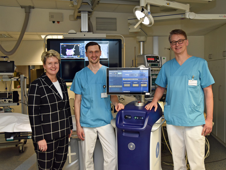 Dr. Sabine Pfeifer, Priv.-Doz. Dr. Benjamin Schäffer und Prof. Dr. Karsten Sydow an der Pulsed Field Ablation Dr. Sabine Pfeifer, Priv.-Doz. Dr. Benjamin Schäffer und Prof. Dr. Karsten Sydow an der Pulsed Field Ablation
