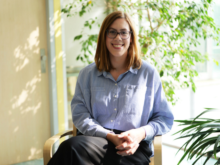 Martina Tamm, psychologische Psychotherapeutin in der Klinik für Psychiatrie und Psychotherapie des Albertinen Krankenhauses, sitzt in einem hellen Innenraum mit Pflanzen. Sie sprach im Podcast „Hamburger Klinikhelden“ über Psychokardiologie und das Zusammenspiel von Herz und Psyche. Martina Tamm, psychologische Psychotherapeutin in der Klinik für Psychiatrie und Psychotherapie des Albertinen Krankenhauses, sitzt in einem hellen Innenraum mit Pflanzen. Sie sprach im Podcast „Hamburger Klinikhelden“ über Psychokardiologie und das Zusammenspiel von Herz und Psyche.