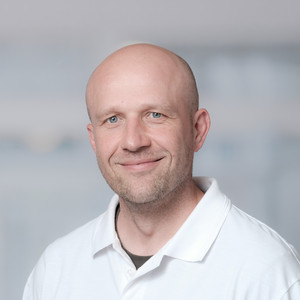 Porträt Robert Bincyk, leitender Kardiotechniker und OP-Koordinator, Herzchirurgie, Albertinen Herz- und Gefäßzentum