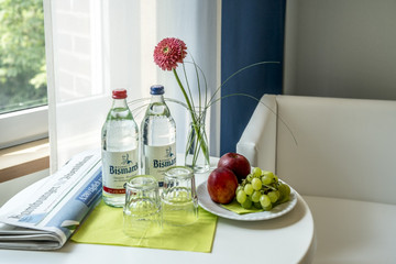 Sitzecke, Zeitung, Wasser, Obst, Lounge, Wahlleistungsstation, Albertinen Krankenhaus, Albertinen Herz- und Gefäßzentrum, Standort Hamburg-Schnelsen Sitzecke, Zeitung, Wasser, Obst, Lounge, Wahlleistungsstation, Albertinen Krankenhaus, Albertinen Herz- und Gefäßzentrum, Standort Hamburg-Schnelsen