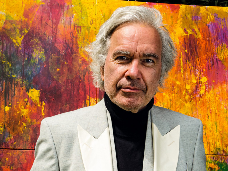 Foto von Sänger Stefan Gwildis vor einem abstrakten Gemälde, Benefizkonzert für die „Herzbrücke“ im Hamburger Michel am 13. Mai 2025 der Albertinen-Stiftung Foto von Sänger Stefan Gwildis vor einem abstrakten Gemälde, Benefizkonzert für die „Herzbrücke“ im Hamburger Michel am 13. Mai 2025 der Albertinen-Stiftung