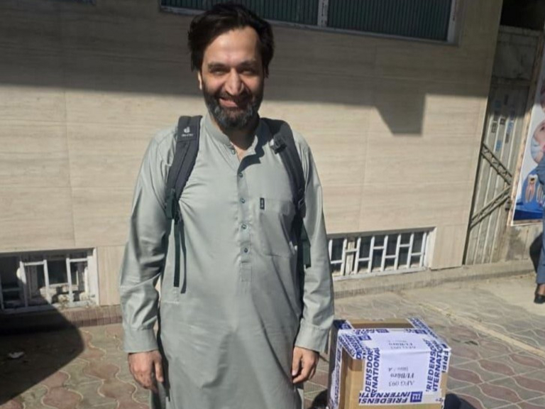 Herzchirurg Dr. Ahsannullah Madad Fassli nimmt in Kabul medizinisches Material der Herzbrücke der Albertinen-Stiftung entgegen, das 2025 für lebensrettende Herzoperationen von Kindern in Afghanistan bereitgestellt wurde. Herzchirurg Dr. Ahsannullah Madad Fassli nimmt in Kabul medizinisches Material der Herzbrücke der Albertinen-Stiftung entgegen, das 2025 für lebensrettende Herzoperationen von Kindern in Afghanistan bereitgestellt wurde.