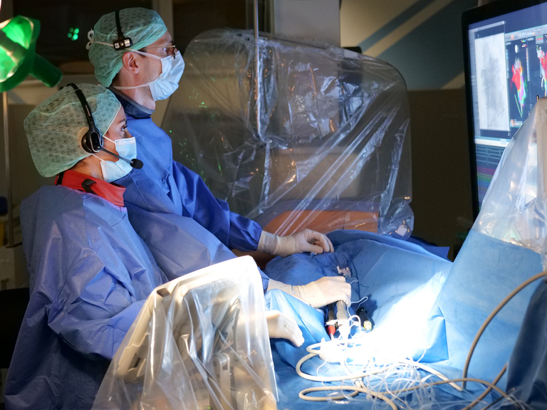 Oberärztin Dr. Ruken Özge Akbulak-Stegli und Priv.-Doz. Dr. Benjamin Schäffer während einer Vorhofflimmer-Ablation im Albertinen Krankenhaus Oberärztin Dr. Ruken Özge Akbulak-Stegli und Priv.-Doz. Dr. Benjamin Schäffer während einer Vorhofflimmer-Ablation im Albertinen Krankenhaus