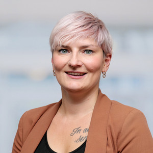 Portrait von Susanne Wieckert, Chefarztsekretärin Herzchirurgie im Albertinen Herz- und Gefäßzentrum am Standort Albertinen Krankenhaus Portrait von Susanne Wieckert, Chefarztsekretärin Herzchirurgie im Albertinen Herz- und Gefäßzentrum am Standort Albertinen Krankenhaus