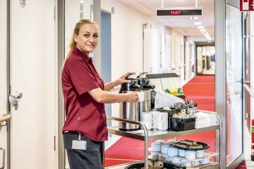 Servicepersonal, Wahlleistungsstation, Albertinen Krankenhaus, Albertinen Herz- und Gefäßzentrum, Standort Hamburg-Volksdorf Servicepersonal, Wahlleistungsstation, Albertinen Krankenhaus, Albertinen Herz- und Gefäßzentrum, Standort Hamburg-Volksdorf