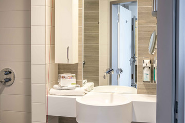 Badezimmer, Bad, Wahlleistungsstation, Albertinen Krankenhaus, Albertinen Herz- und Gefäßzentrum, Standort Hamburg-Volksdorf Badezimmer, Bad, Wahlleistungsstation, Albertinen Krankenhaus, Albertinen Herz- und Gefäßzentrum, Standort Hamburg-Volksdorf