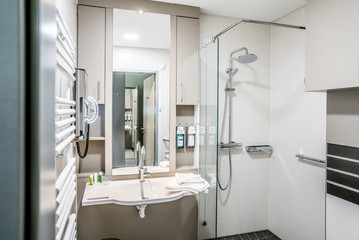 Badezimmer, Duschbad, Wahlleistungsstation, Albertinen Krankenhaus, Albertinen Herz- und Gefäßzentrum, Standort Hamburg-Schnelsen Badezimmer, Duschbad, Wahlleistungsstation, Albertinen Krankenhaus, Albertinen Herz- und Gefäßzentrum, Standort Hamburg-Schnelsen