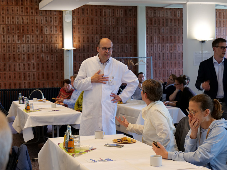 Prof. Dr. med. Ernst von Dobschütz, Chefarzt Zentrum für Endokrine Chirurgie und Ärztlicher Direktor, steht im Vortragsraum und unterhält sich mit einer Kollegin bei der Fachveranstaltung 11. Amalie Tag der Hausärztinnen und Hausärzte im Evangelischen Amalie Sieveking Krankenhaus in Hamburg-Volksdorf. Prof. Dr. med. Ernst von Dobschütz, Chefarzt Zentrum für Endokrine Chirurgie und Ärztlicher Direktor, steht im Vortragsraum und unterhält sich mit einer Kollegin bei der Fachveranstaltung 11. Amalie Tag der Hausärztinnen und Hausärzte im Evangelischen Amalie Sieveking Krankenhaus in Hamburg-Volksdorf.