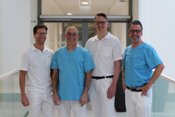 Die Chefärzte Dr. Lars Kock, Dr. Matthias Gasthaus, Prof. Dr. Karsten Sydow und Prof. Dr. Thorsten Hanke des Albertinen Herz- und Gefäßzentrums in Hamburg stehen nebeneinander und blicken lächelnd in die Kamera Die Chefärzte Dr. Lars Kock, Dr. Matthias Gasthaus, Prof. Dr. Karsten Sydow und Prof. Dr. Thorsten Hanke des Albertinen Herz- und Gefäßzentrums in Hamburg stehen nebeneinander und blicken lächelnd in die Kamera